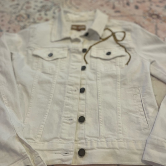 🎀Hand Painted White Denim Jacket with Floral Boot Design - Picture 12 of 13